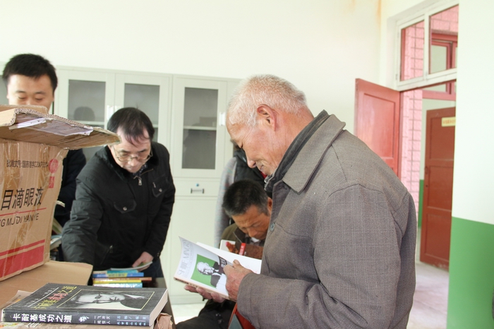 2016-12-1扶貧贈書 062.jpg